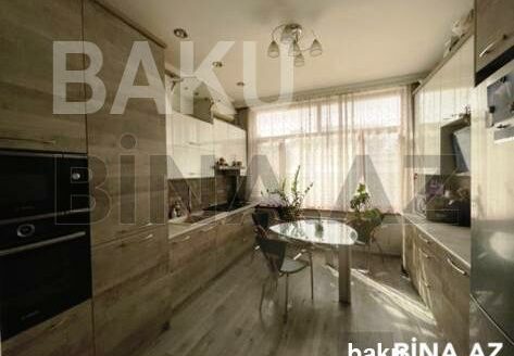 3 Room Old Apartment for Sale in Baku