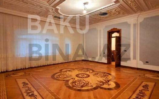 8 Room House / Villa for Sale in Baku