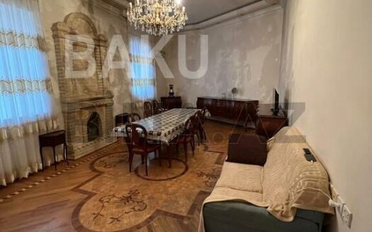 3 Room Old Apartment for Sale in Baku