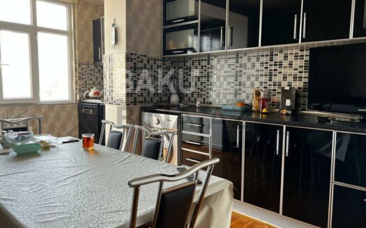 3 Room Old Apartment for Sale in Baku