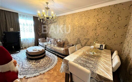 3 Room Old Apartment for Sale in Baku