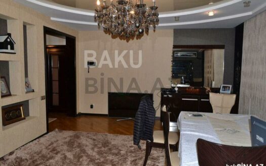 4 Room Old Apartment for Sale in Baku