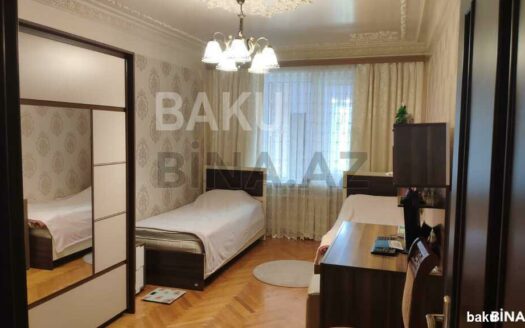 5-Room Old Apartment for Sale in Baku