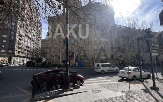 3 Room Old Apartment for Sale in Baku