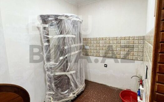 3 Room Old Apartment for Sale in Baku