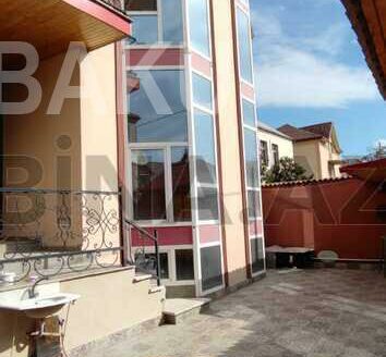 10 Room House / Villa for Sale in Baku