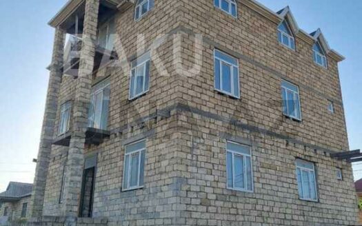 8 Room House / Villa for Sale in Baku