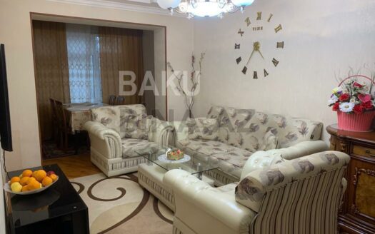 3 Room Old Apartment for Sale in Baku