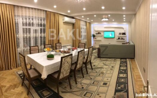 5-Room Old Apartment for Sale in Baku