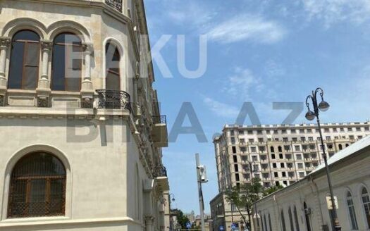 3 Room Old Apartment for Sale in Baku