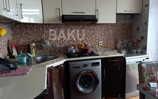 3 Room Old Apartment for Sale in Baku