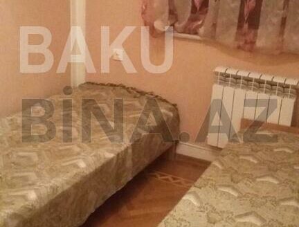 3 Room Old Apartment for Sale in Baku