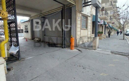 3 Room Old Apartment for Sale in Baku