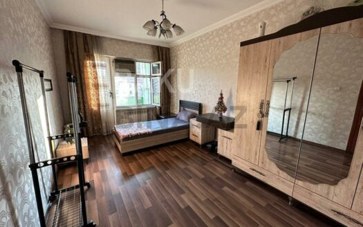 5-Room Old Apartment for Sale in Baku