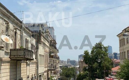 3 Room Old Apartment for Sale in Baku