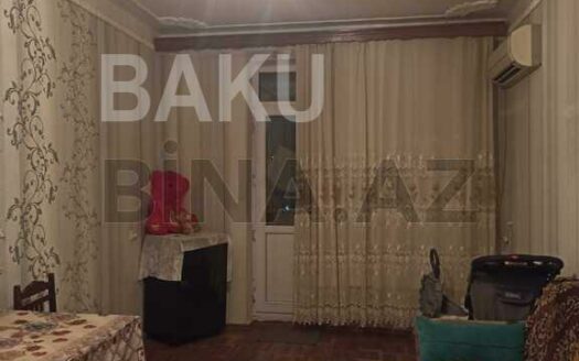 3 Room Old Apartment for Sale in Baku